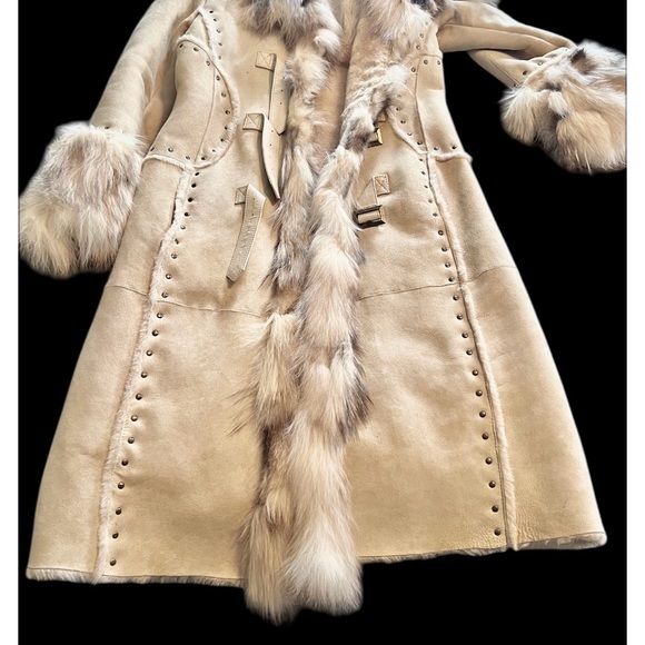 Elegant Cream sheepskin Fur-Trimmed Women's Coat made in Italy - Picture 6 of 11